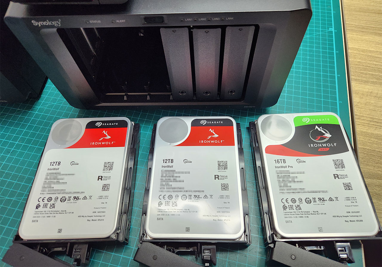 You are currently viewing 나스의 볼륨 용량을 늘리기 #3 – [시놀로지] 2베이에서 6베이로 교체하기. SHR 사용하기.